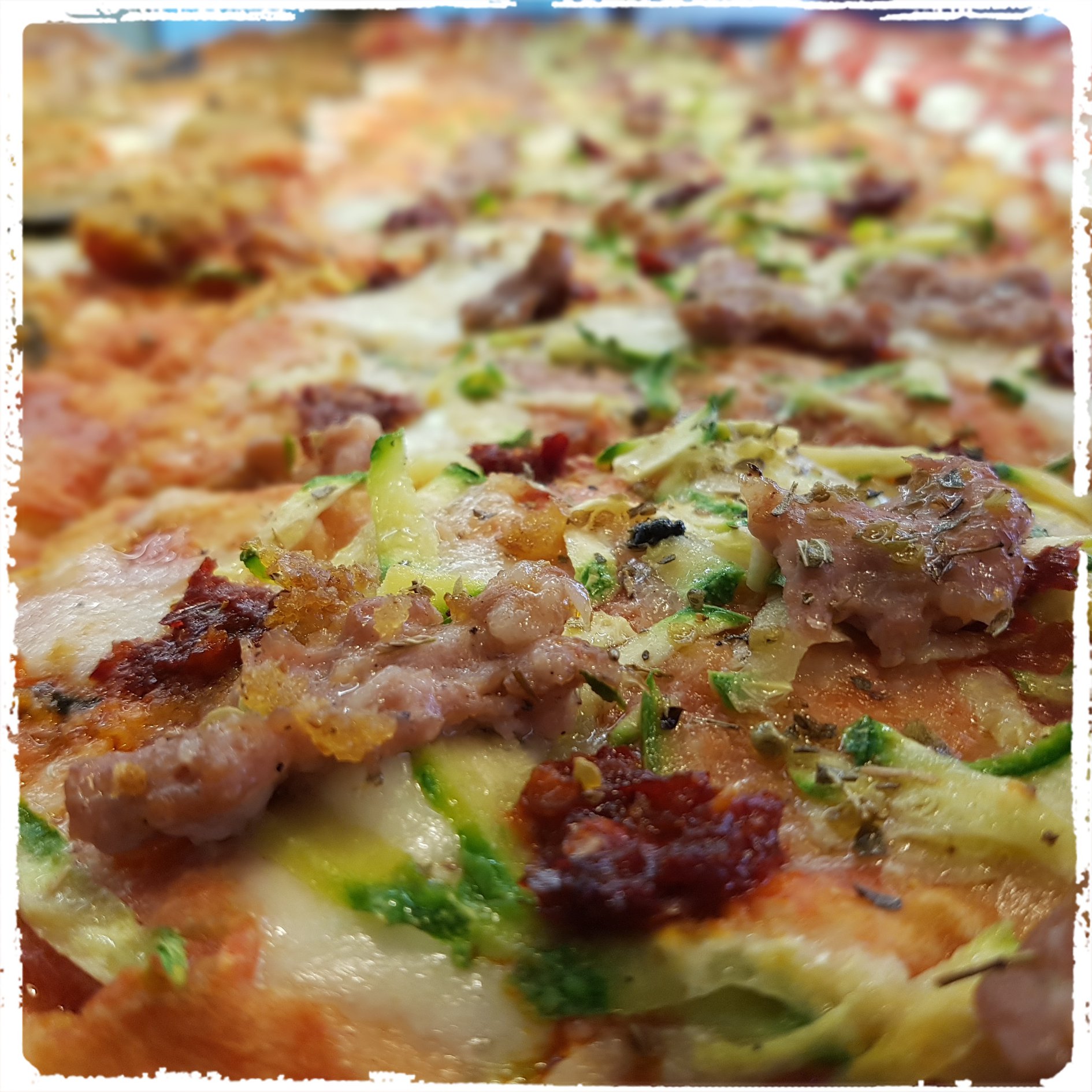 Pizza fragrante appena sfornata